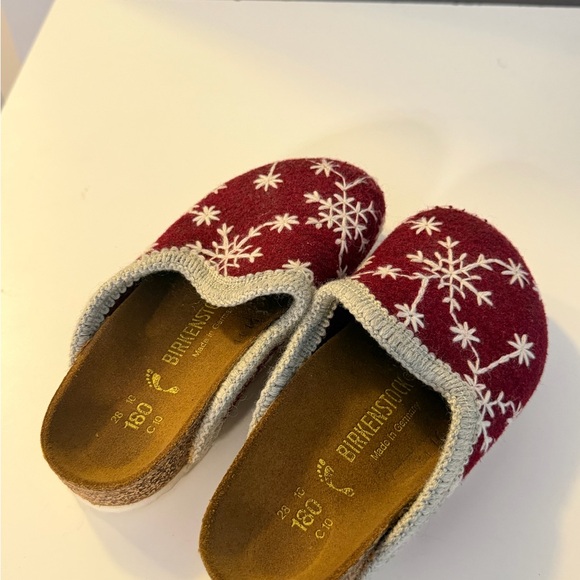 Birkenstock Kids Slippers in Burgundy and Beige - Picture 2 of 3